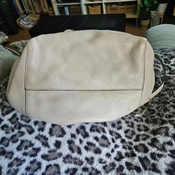 Michael Kors |  Slouchy Leather Beige Tote Bag - Picture 8 of 16